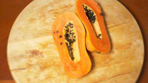 테이블에 이국적인 과일입니다. 4 k, 파파야, 과일 잘라 조각으로 절단 보드 회전. — 비디오