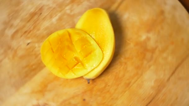 Exotische Früchte auf dem Tisch. 4k, Mango, Passionsfrucht, Früchte in Stücke schneiden, auf einem Schneidebrett drehen — Stockvideo