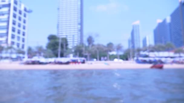 Vista para a praia urbana asiática, aterro. 4K. borrão, fundo — Vídeo de Stock