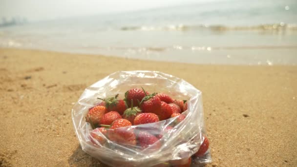 Φράουλα στην παραλία, στη θάλασσα. 4k, αργή κίνηση — Αρχείο Βίντεο