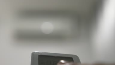 Klima Oda sıcaklığı ayarlamak için elinde bir kablosuz uzaktan kumanda var. 4k, bulanık Klima arka plan üzerinde kontrol panelinin düğmelere basarak el