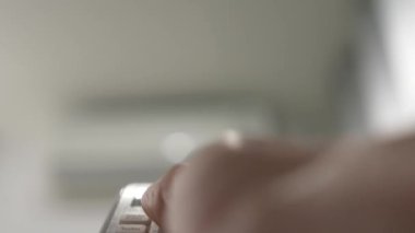 Klima Oda sıcaklığı ayarlamak için elinde bir kablosuz uzaktan kumanda var. 4k, bulanık Klima arka plan üzerinde kontrol panelinin düğmelere basarak el