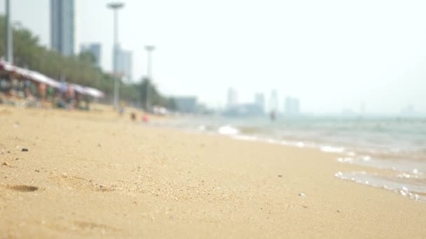 Uitzicht op het stedelijke Aziatische strand, dijk. 4 k. vervagen, achtergrond — Stockvideo