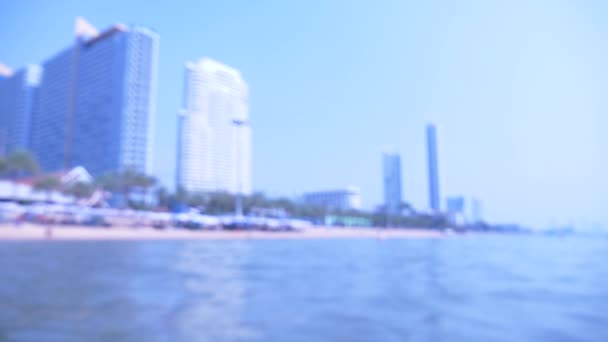 Vista para a praia urbana asiática, aterro. 4K. borrão, fundo — Vídeo de Stock