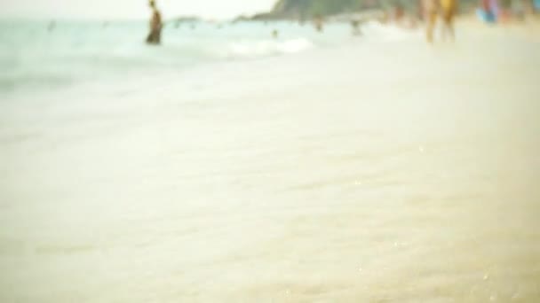 Scène de plage de sable bondé avec des touristes méconnaissables. flou, 4k, ralenti — Video