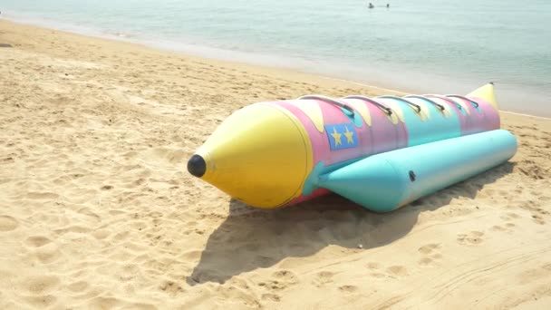 Entretenimento de água, um grande foguete inflável na praia de areia. 4k . — Vídeo de Stock