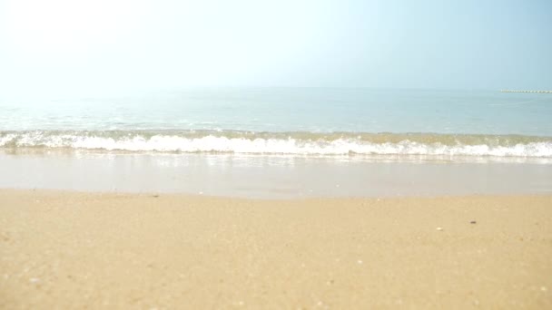 Золотистый песок, белая морская пена и голубое небо с пляжем и движением тропических морских волн, летнее время для отдыха и отдыха. 4k, slow motion — стоковое видео