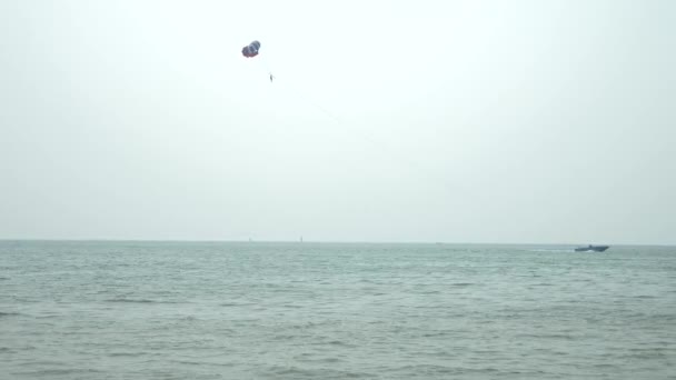 Parasailing com barco no oceano na praia. 4k, câmera lenta — Vídeo de Stock