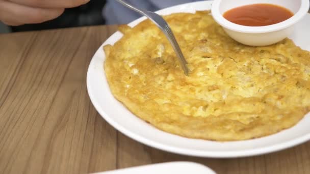 La cocina tailandesa - el arroz, la tortilla, hortalizas con el cerdo. un hombre come comida tailandesa en un restaurante. 4k, cámara lenta — Vídeo de stock