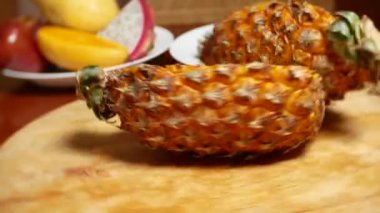 egzotik meyveler masanın üzerinde. 4 k, dragon meyve, papaya, doğranmış ananas kesme tahtası üzerinde döndürme.