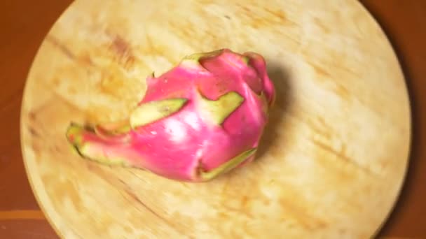 Exotic fruits on the table. 4k, The dragonfruit, rotates on the chopping board. — Stock Video