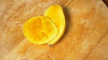 egzotik meyveler masanın üzerinde. 4 k, mango, tutku meyve, meyve parçaları, bir kesme tahtası üzerinde döndürme halinde kesilmiş