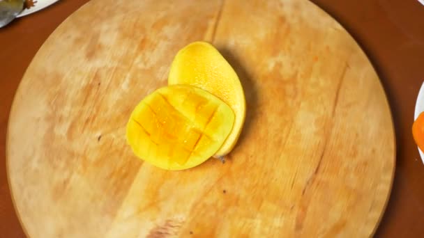 Frutas exóticas na mesa. 4k, manga, maracujá, frutas cortadas em pedaços, rodar em uma tábua de corte — Vídeo de Stock