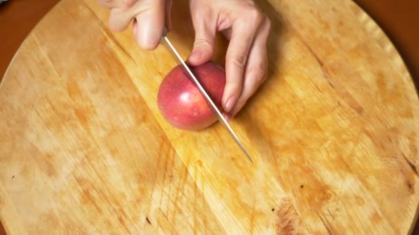 Frutas exóticas en la mesa. 4k, las manos femeninas preparan la fruta de la pasión en la tabla de cortar — Vídeos de Stock