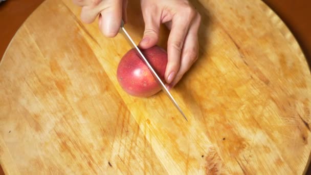 Exotische vruchten op de tafel. 4k, womens handen bereiden passie fruit op een snijplank — Stockvideo