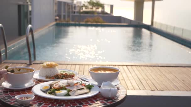 Rätter från det thailändska köket. 4 k. bord vid poolen. Thailändsk traditionell lunch vid poolen, byter fokus — Stockvideo