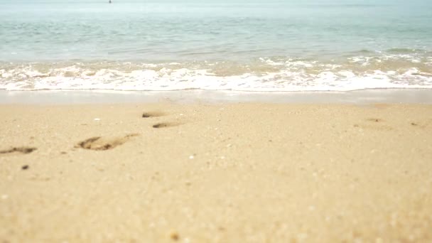 Arena dorada, espuma de mar blanca y cielo azul con una playa y movimiento de olas marinas tropicales, hora de verano para el descanso y la recreación. 4k, cámara lenta — Vídeos de Stock