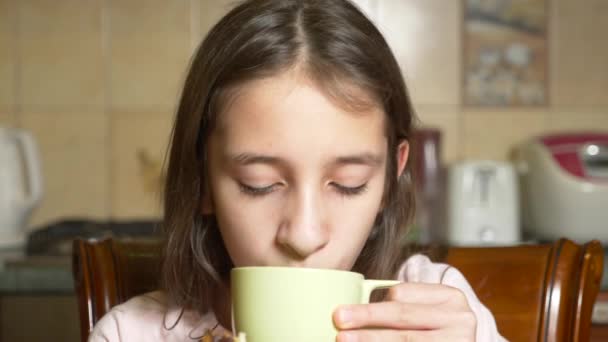 Teen κορίτσι τρώει Eclair σοκολάτα με ευχαρίστηση. 4k, αργή κίνηση — Αρχείο Βίντεο
