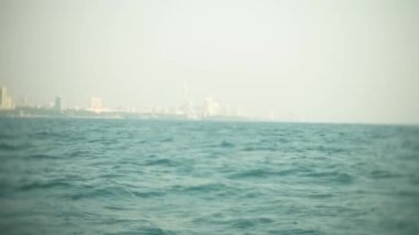 Modern kentsel ufuk. Şehir manzara setin çok yüksek gökdelenler ile. Deniz, 4k, görünümden bulanıklık