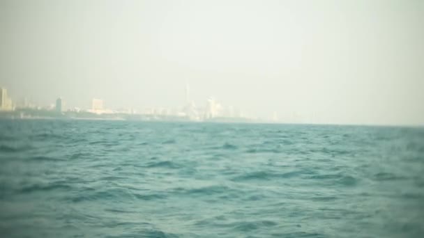 El horizonte urbano moderno. Terraplén de paisaje de la ciudad con rascacielos muy altos. vista desde el mar, 4k, desenfoque — Vídeos de Stock