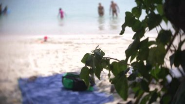 Kum plaj sahne tanınmaz turist kişi ile kalabalık. , 4 k, yavaş hareket bulanıklığı