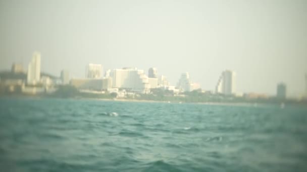 De moderne stedelijke horizon. Stad landschap Dijk met zeer hoge wolkenkrabbers. uitzicht vanaf de zee, 4k, vervagen — Stockvideo
