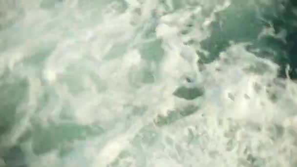 Hélices de motor agitar a água em ondas e acorda. O spray de água das hélices dos navios em mar aberto. 4k, close-up — Vídeo de Stock