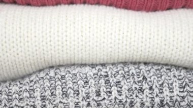 Şeyler knitten. Kazak bir yığın yalan söylüyorsun. 4 k, yakın çekim, yavaş hareket, rahat Mevsimlik arka plan