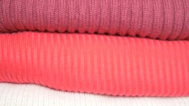 Şeyler knitten. Kazak bir yığın yalan söylüyorsun. 4 k, yakın çekim, yavaş hareket, rahat Mevsimlik arka plan