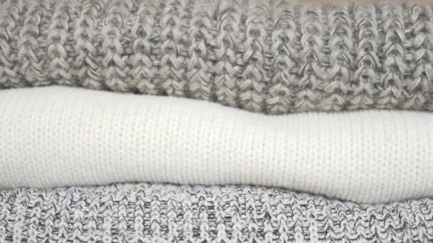 Stricksachen. Pullover liegen auf einem Haufen. 4k, Nahaufnahme, Zeitlupe, gemütlicher saisonaler Hintergrund — Stockvideo