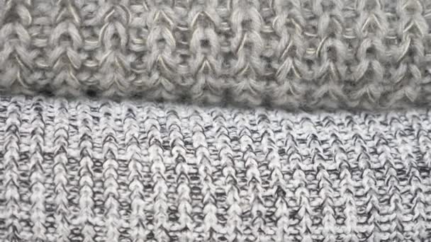 Stricksachen. Pullover liegen auf einem Haufen. 4k, Nahaufnahme, Zeitlupe, gemütlicher saisonaler Hintergrund — Stockvideo