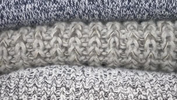 Knitten dingen. Truien liggen een stapel. 4 k, close-up, vertraagd, gezellige seizoensgebonden achtergrond — Stockvideo