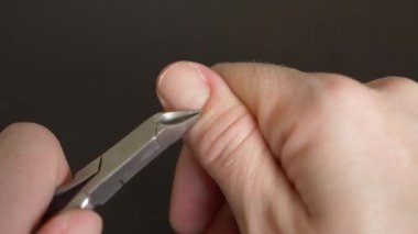 Görünümü kadar eller manikür yakın. Kesme kenar pürüzleri. bir kadın kendini bir manikür, tırnak kırpma makası yardımıyla yapar. 4 k, yakın çekim, ağır çekim