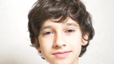 Genç bir çocuk kameraya görünüyor ve gülümseyerek. 4 k. ağır çekim