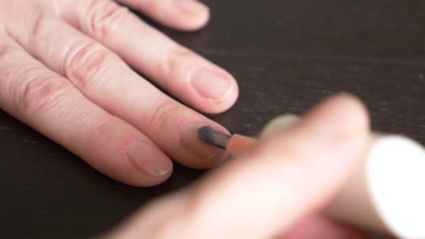 Woman painting her fingernails with pink nail polish. 4k, close-up, slow-motion — Stock Video