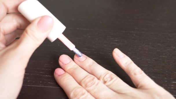 Mujer pintándose las uñas con esmalte de uñas rosa. 4k, primer plano, cámara lenta — Vídeo de stock