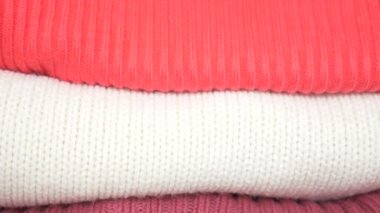 Şeyler knitten. Kazak bir yığın yalan söylüyorsun. 4 k, yakın çekim, yavaş hareket, rahat Mevsimlik arka plan