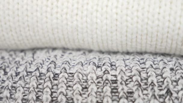 Stricksachen. Pullover liegen auf einem Haufen. 4k, Nahaufnahme, Zeitlupe, gemütlicher saisonaler Hintergrund — Stockvideo