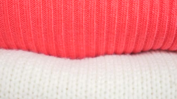 В'язати речі. светри лежать на купі. 4k, крупним планом, повільний рух, затишний сезонний фон — стокове відео