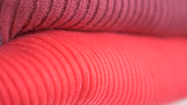 Knitten dingen. Truien liggen een stapel. 4 k, close-up, vertraagd, gezellige seizoensgebonden achtergrond — Stockvideo