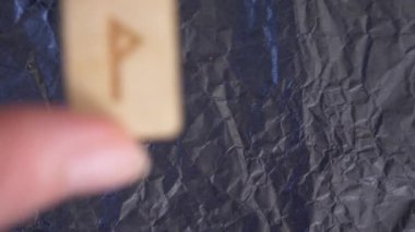 Wunjo rune. yakın çekim, kehanet için yüzeyinde rune el koyar. 4k, ağır çekim