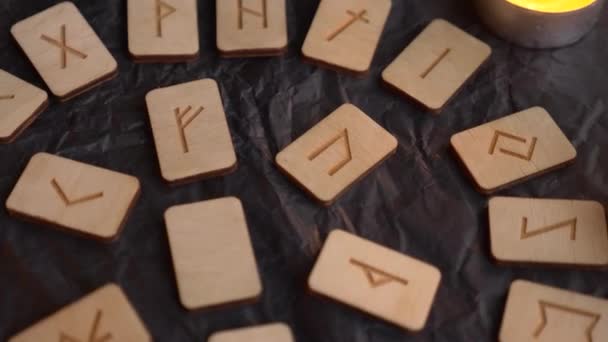 Ruota runa in legno. layout runico e candele, 4k, riprese al rallentatore — Video Stock