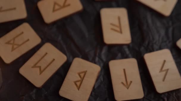 Τιμόνι ξύλινο rune. Ρουνική διάταξη και κεριά, 4k, αργή κίνηση γυρίσματα — Αρχείο Βίντεο