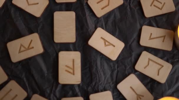 Rueda de runas de madera. diseño rúnica y velas, 4k, disparo en cámara lenta — Vídeos de Stock