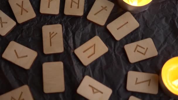 Roue de rune en bois. disposition runique et bougies, 4k, tir au ralenti — Video