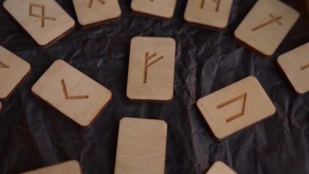 Roue de rune en bois. disposition runique et bougies, 4k, tir au ralenti — Video