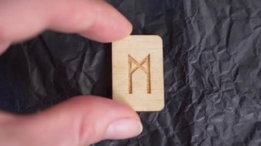 Mannaz rune. yakın çekim, kehanet için yüzeyinde rune el koyar. 4k, ağır çekim
