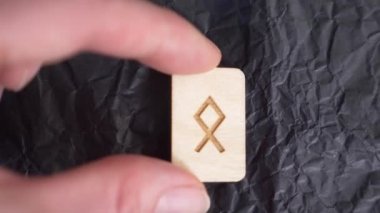 Othila rune. yakın çekim, kehanet için yüzeyinde rune el koyar. 4k, ağır çekim