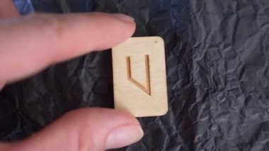 uruz rune ters. yakın çekim, kehanet için yüzeyinde rune el koyar. 4k, ağır çekim