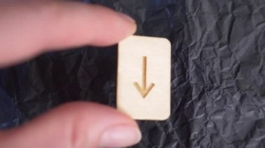Tiwaz rune ters. yakın çekim, kehanet için yüzeyinde rune el koyar. 4k, ağır çekim